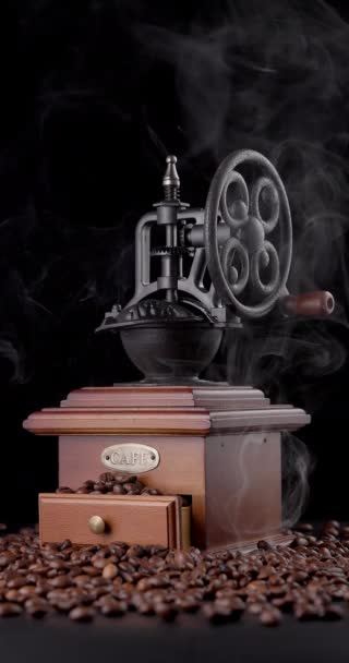 古いコーヒー粉砕ビンテージコーヒーブレンダー カフェ豆と香りの煙黒の背景ビデオ — ストック動画