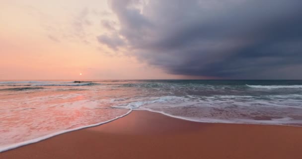 Νησί Παραλία Ανατολή Του Ηλίου Και Χαλαρωτικά Κύματα Στη Θάλασσα — Αρχείο Βίντεο