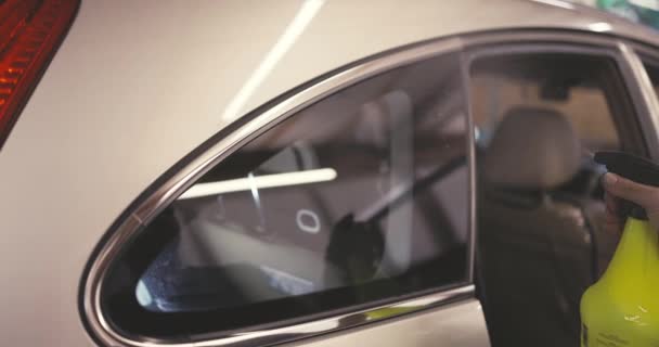 Спеціаліст Тонування Робочої Сили Застосовує Тонування Фольги Вікні Автомобіля Майстерні — стокове відео