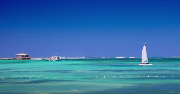 晴れた日の間にカリブ海の水でカタマランボートとヨット 熱帯夏休み4Kビデオ — ストック動画