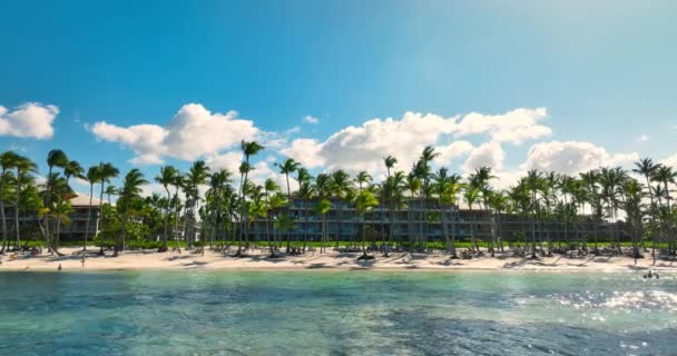 在晴天的4K视频中 拥有别墅 太阳椅和加勒比海岸的热带岛屿海岸全景 — 图库视频影像