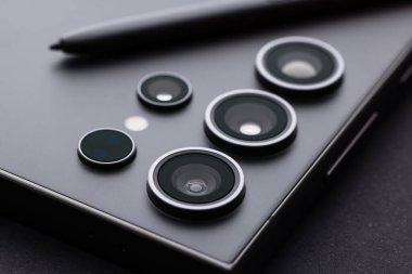 Varna, Bulgaristan, 25 Ocak 2024 - Samsung Galaxy S24 Ultra ile S-Pen ekranda ve kamerada ayrıntılar