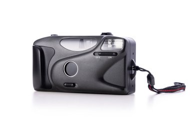 Eski kamera, eski fotoğrafçılık filmi, beyaz arka planda izole edilmiş klasik fotoğraf makinesi.