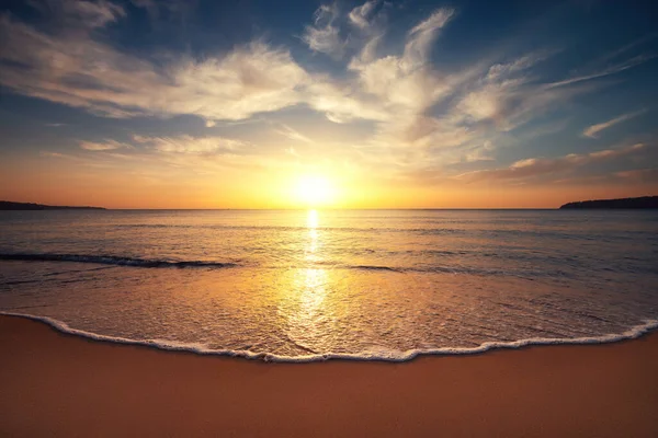海の地平線 海のビーチの日の出に雲が付いている色の熱帯朝 ロイヤリティフリーのストック画像