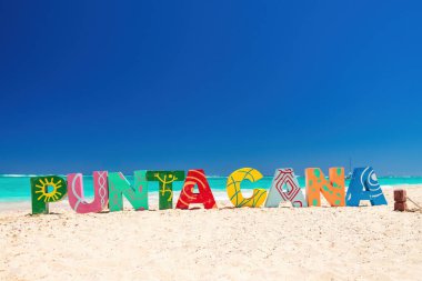 Tropik ada plajı Bavaro, Punta Cana, Dominik Cumhuriyeti ve kumdaki renkli harfler 2024