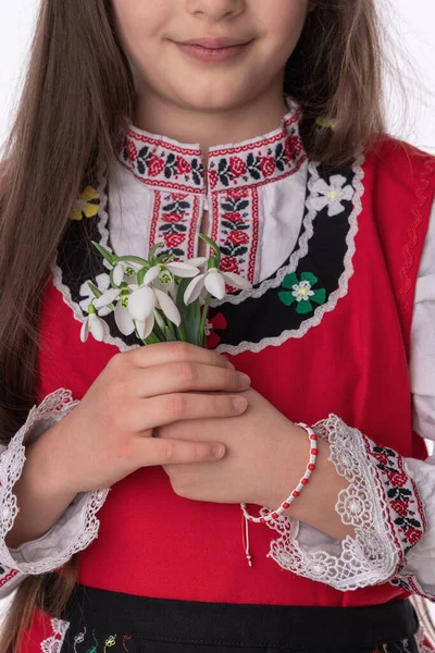 身着传统民俗服装 头戴春花花束雪球和手工毛手镯的保加利亚女孩是巴巴玛塔节日 春天和三月的象征 — 图库照片