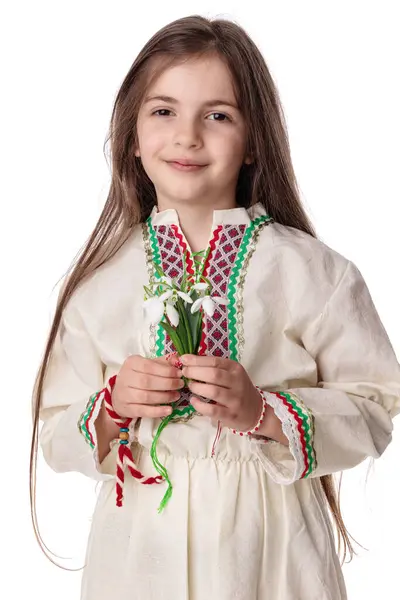 保加利亚女孩 身穿传统民俗服装 头戴白色红纱线手镯 头戴雪花春花束 保加利亚马提斯 — 图库照片