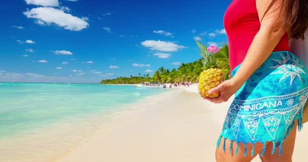 도미니카 공화국의 해변에서 카리브해 휴가를 즐기는 수영복과 콜라다 칵테일에 — 비디오