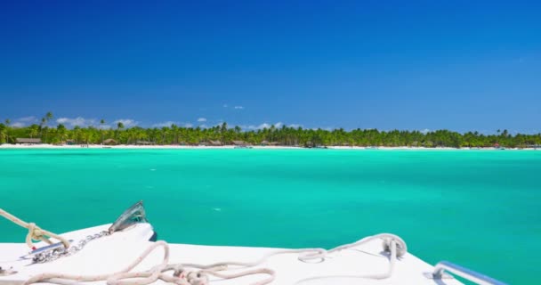 Podróż Katamaranem Turystycznym Jacht Łódź Widok Morze Dzikiej Karaibskiej Plaży — Wideo stockowe