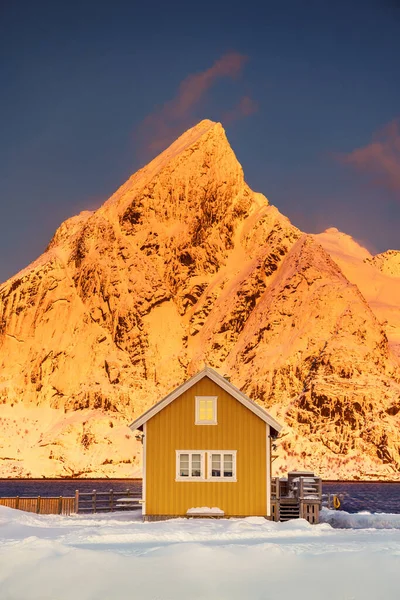 挪威的洛福顿岛美丽的自然落日景观和莱茵河萨里索伊黄罗布风景秀丽的渔镇 — 图库照片