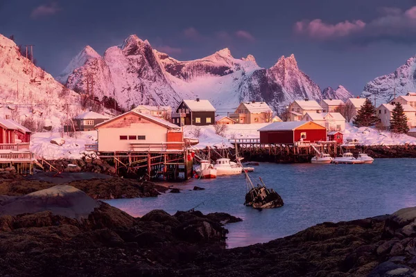 Norweska Wioska Rybacka Czerwonymi Domami Rorbu Szczytami Górskimi Morskim Wybrzeżem Zdjęcia Stockowe bez tantiem