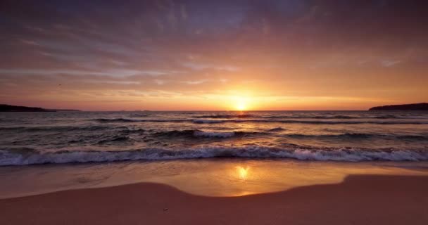 日の出に美しいエキゾチックな島のビーチショア 熱帯の休暇と最高の夏の目的地のためのコンセプト — ストック動画