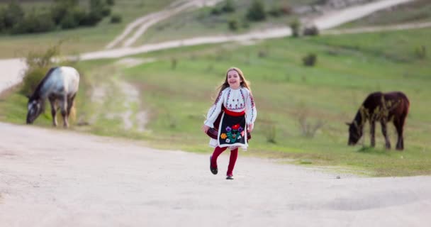 Menina Búlgara Feliz Despreocupada Roupas Folclóricas Étnicas Que Correm Liberdade — Vídeo de Stock