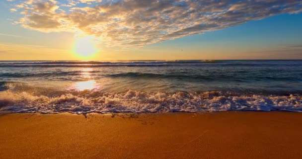 Cor Dourada Oceano Praia Nascer Sol Com Paisagem Nebulosa Cênica — Vídeo de Stock