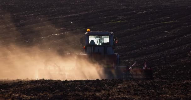 Farmář Traktorem Drancuje Půdu Zemědělském Poli Koncepce Pro Agronomii Obdělávání — Stock video