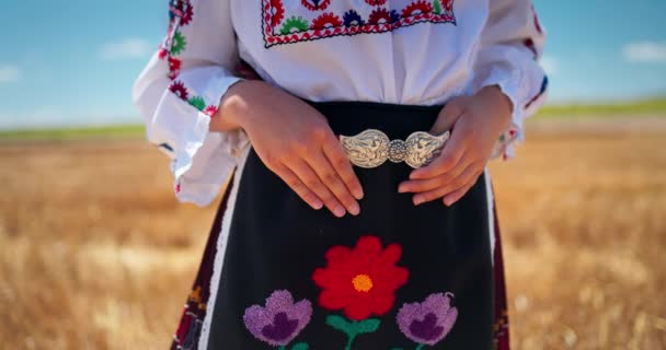 Болгарська Дівчина Традиційному Етнічному Болгарському Костюмі Кольоровими Вишивками Стародавньою Фольклорною — стокове відео