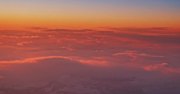 Sonnenuntergang Wolken Fliegen Mit Dem Flugzeug Über Malerische Sonnenaufgangswolken Und — Stockvideo