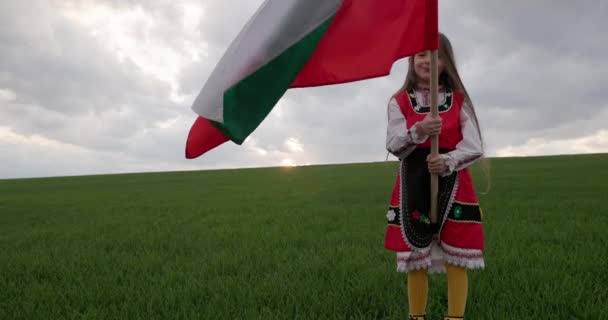 Chica Feliz Búlgara Traje Folclórico Étnico Orgullosamente Ondeando Bandera Bulgara — Vídeo de stock