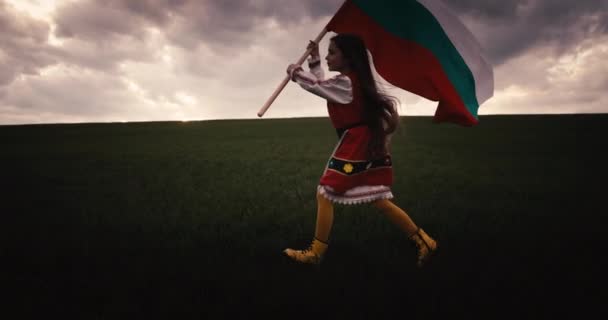 Búlgara Linda Menina Traje Folclórico Étnico Correndo Campo Verde Orgulhosamente — Vídeo de Stock