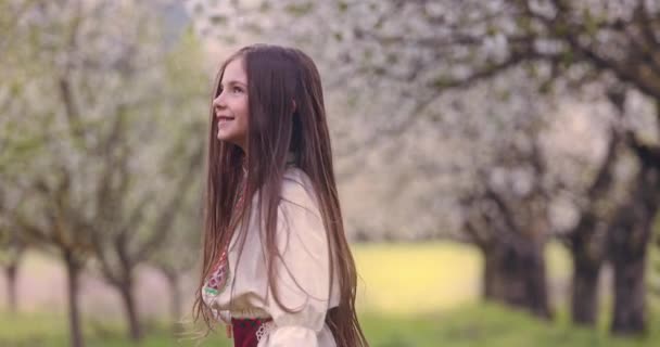 Bułgarska Dziewczyna Ciesząca Się Przyrodą Kwitnącego Wiosennego Ogrodu Jabłoniami Bułgarskiej — Wideo stockowe