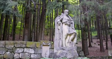 Bulgaristan, Buzludzha, Hacı Dimitar heykeli derin Bulgar ormanlarında, 4K sinematik video