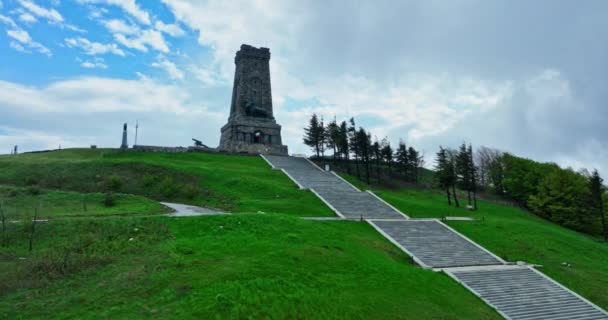保加利亚 希普卡国家自由纪念碑风景秀丽的全景山脉景观空中景观4K视频 — 图库视频影像