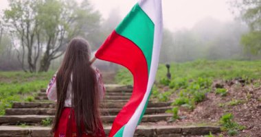 Bulgaristan 'ın 3 Mart Kurtuluş Günü' nde Bulgar kız standart hamiline Bulgar bayrağı taşıyan Bulgar bayrağı, Shipka heykelinin zirvesine doğru merdivenlerden çıktı.