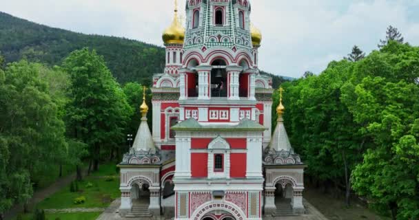 ブルガリア シッカ記念ロシア教会 モナスティック ネイティビティ と町シッカ スタラザゴラ地域のパノラマビュー 風光明媚な空中ビデオ — ストック動画