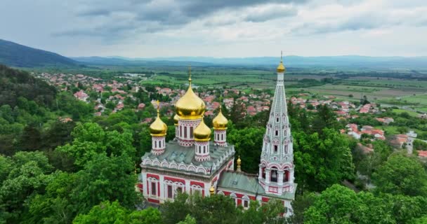保加利亚 Shipka Memorial Russian Church Panorama Landscape Mountains Town Shipka — 图库视频影像