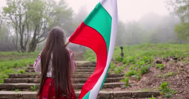 Болгарська Дівчина Стандартний Носій Етнічному Фольклорному Костюмі Болгарським Прапором Піднімається — стокове відео