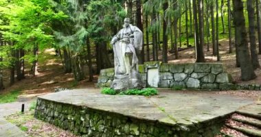 Bulgaristan, Buzludzha, ulusal kahraman Hacı Dimitar 'ın heykeli ormanın derinliklerinde, 4K sinema videosu