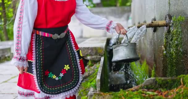Болгарская Женщина Костюме Этнической Фольклорной Вышивки Наполняет Воду Традиционного Лесного — стоковое видео