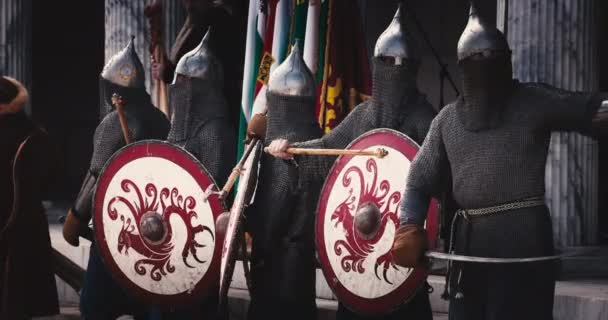 Середньовічні Лицарі Воїни Військовослужбовці Готові Бою Стародавніми Металічними Обладунками Мечами — стокове відео