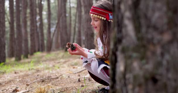 保加利亚罗多佩斯山区美丽的森林里 身穿民族民间刺绣服装的保加利亚女青年走在一起 — 图库视频影像