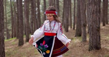 Etnik folklor işlemeli Bulgar genç bayan Bulgaristan 4K video kostüm