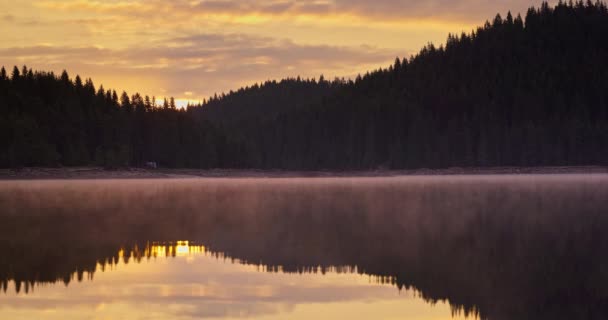 Γραφικό Ηλιοβασίλεμα Ανατολή Πάνω Από Βουνά Δάσος Και Λίμνη Φυσικό — Αρχείο Βίντεο