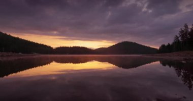 Orman ve göl üzerinde gün batımı manzarası, doğal baraj, doğa manzarası Bulgaristan gevşeme videosu