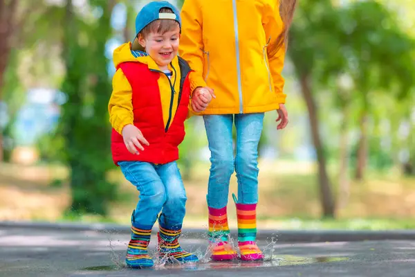 Crianças Felizes Menina Menino Com Guarda Chuva Botas Chuva Borracha — Fotografia de Stock