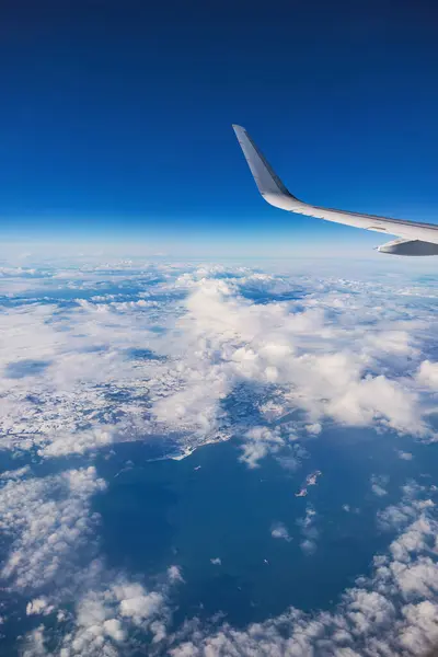 Avión Volando Sobre Nubes Cielo Color Durante Atardecer Escénico Amanecer — Foto de Stock