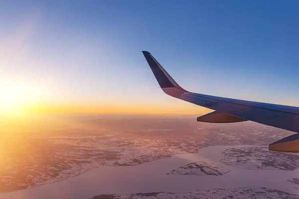 Letadlo Letí Nízko Nad Zasněženými Horami Připravuje Přistání Letiště Pohled Royalty Free Stock Obrázky