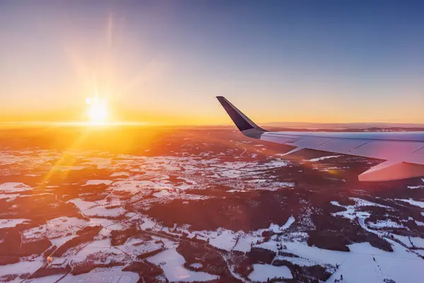 Karlı Dağların Üzerinde Alçaktan Uçan Havaalanına Inmeye Hazırlanan Uçak Kanat Stok Fotoğraf