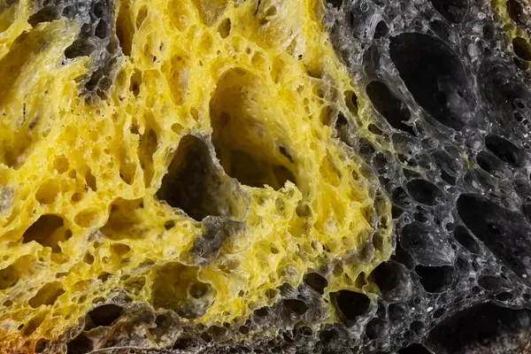 自家製スライスの生地焼きパンのテクスチャ 活性炭 カボチャ カルクマスパイス ストック画像