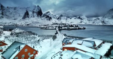 Sakrisoy köyü, Fredvang köprüsü, Lofoten adaları, Norveç kış manzarası