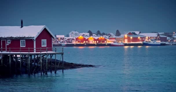 ロフテン諸島 ノルウェー 海岸の漁村でレッドハウスの風光明かり — ストック動画