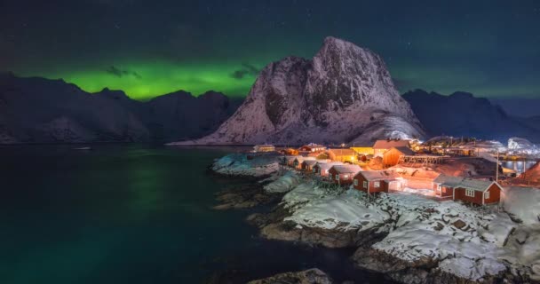 Lofoten岛 挪威山区和Hamnoy渔村上空北极光的延时视频 — 图库视频影像