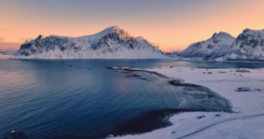 Norveç 'in kayalık kıyı şeridinde gün batımı, Uttakleiv Sahili, Lofoten Adaları, Norveç
