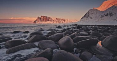 Norveç 'in Uttakleiv Sahili, Lofoten Adaları, Norveç üzerinde deniz manzaralı günbatımı