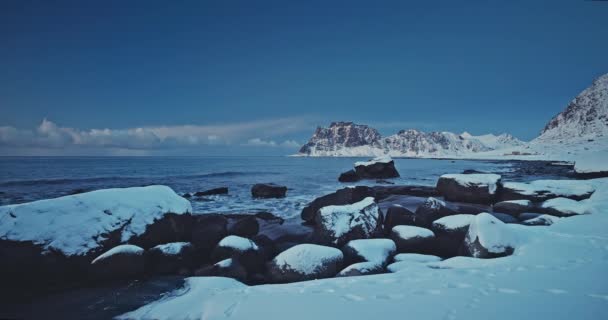 具有山脉的冬季海景 Uttakleiv海滩 挪威Lofoten群岛 — 图库视频影像