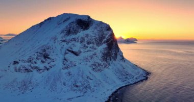 Uttakleiv plaj denizi ve dağları, Lofoten Adaları, Norveç, İskandinavya