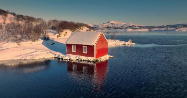 Scandinavische Cottage Huis Een Noordse Zee Rorbu Vissersvilla Een Water — Stockvideo